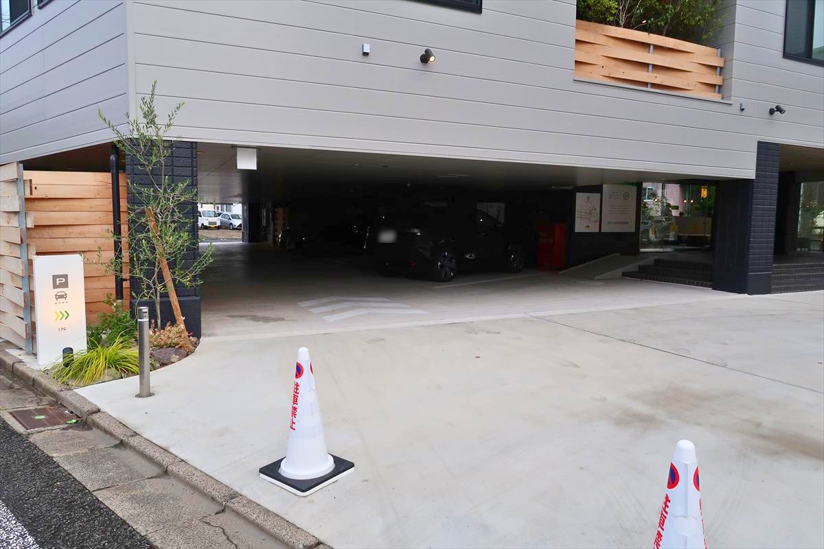 駐車場から入口
