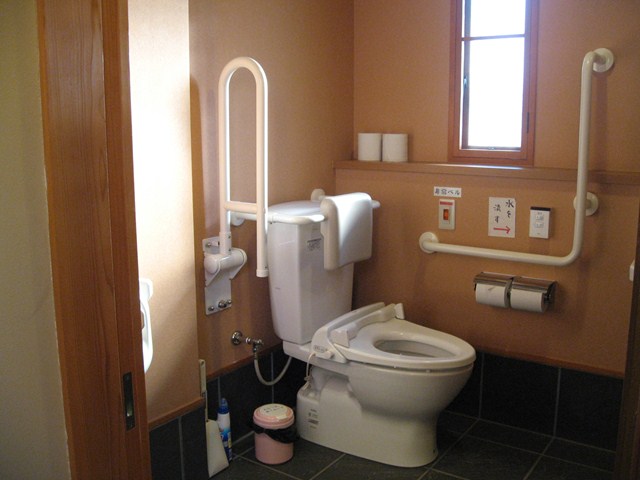 旧堀切邸案内所内多機能トイレ
