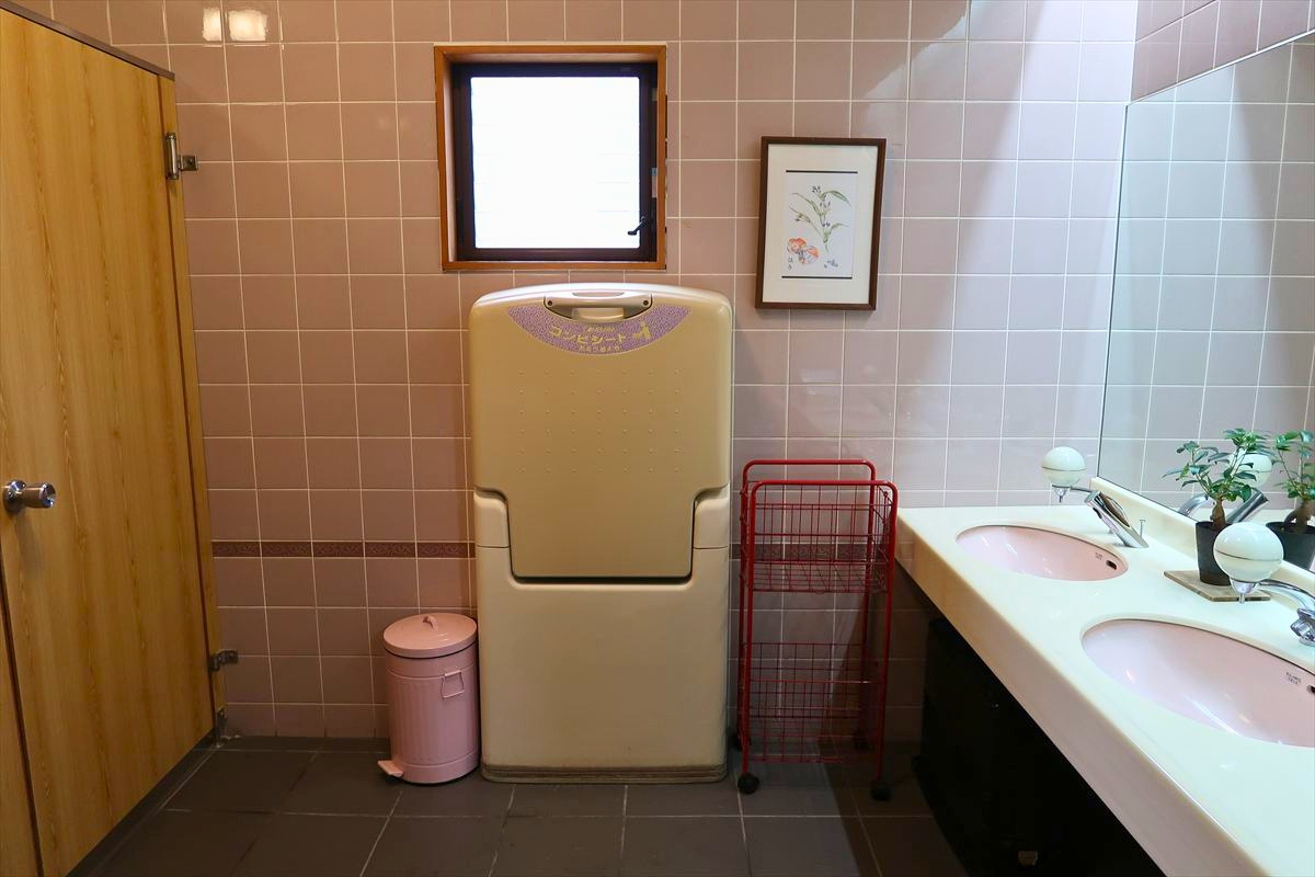女子トイレ内ベビーシート